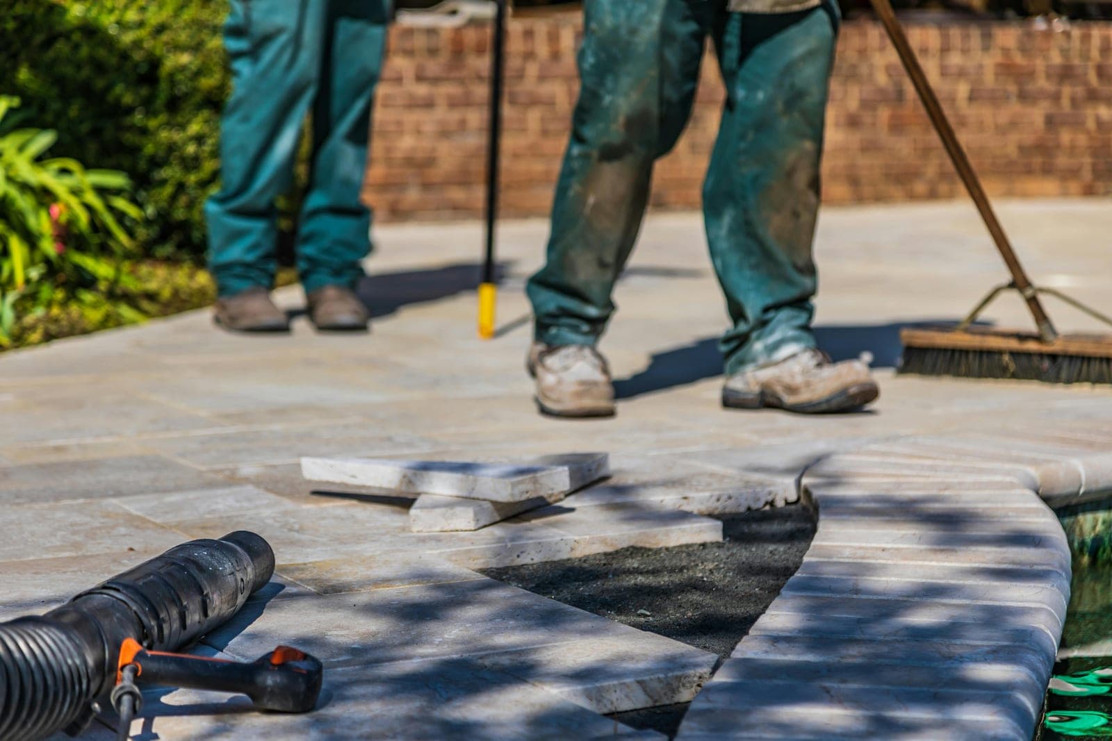 Chantier clé en main — réalisation AquaLine Piscines.