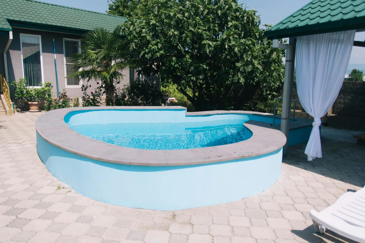 Piscine coque polyester — prestation constructeur de piscines.